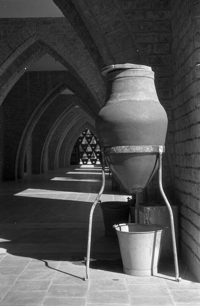 A clay zeer pot refrigerator, a potential vessel for transporting snow for ancient Persian sharbat.
